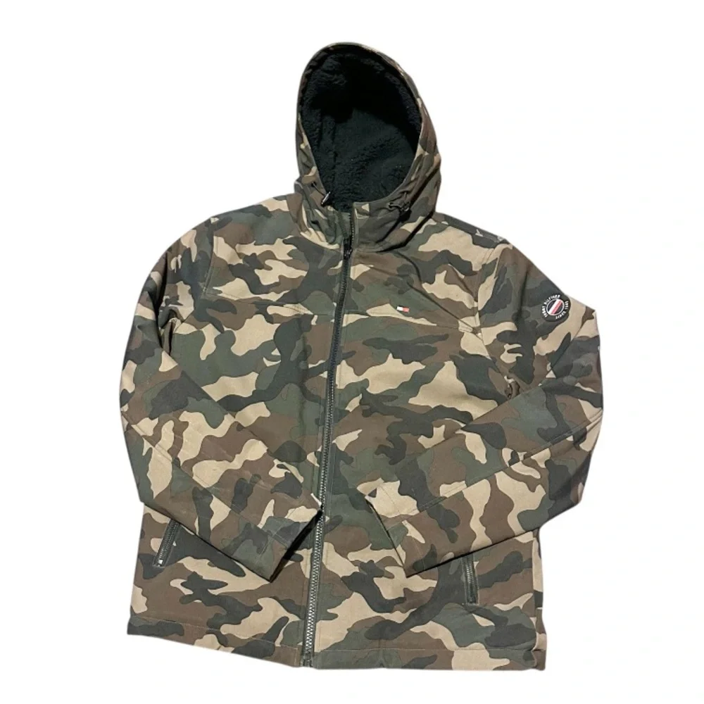 Tommy Hilfiger Men’s Sherpa Lined Softshell Hooded Camo Jacket Size M Medium